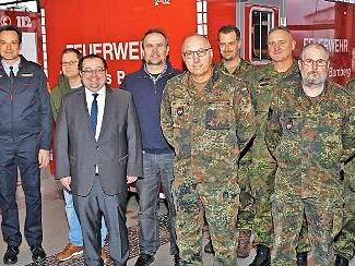 Matthias Wenzel, Thomas Renner, Florian Wendel, Thomas Söder, Roland Lösel, Volker Rippl und die Verbindungsfeldwebel Andreas Günther, Harald Seeberger, Ralf Knoblach, Thorsten Wolff und Christoph Göll (von links) diskutierten erfolgreich.
