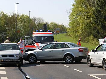 Beim Abbiegen hat die Fahrerin eines Audi in Münnerstadt am Oberen Tor den entgegenkommenden VW Golf übersehen. Foto: Martina Straub