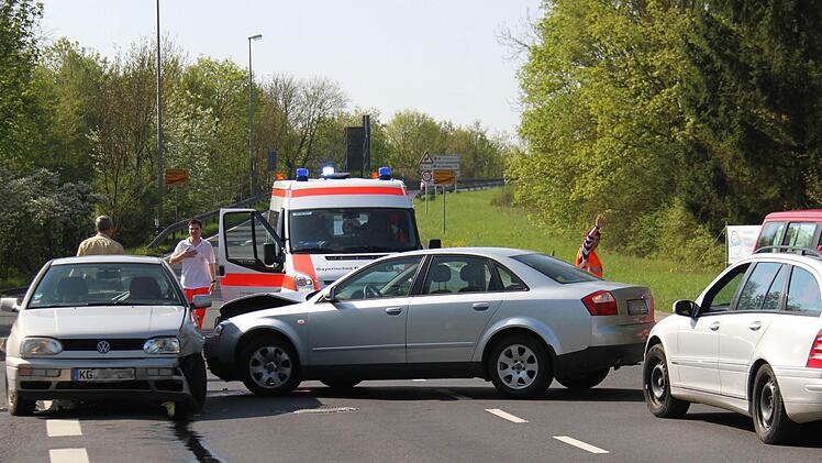 Beim Abbiegen hat die Fahrerin eines Audi in Münnerstadt am Oberen Tor den entgegenkommenden VW Golf übersehen. Foto: Martina Straub