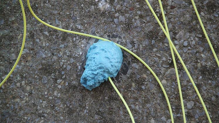 Die gelben Zündschläuche sind mit der roten Sprengschnur verbunden. Kommt das Signal an, macht es BUMM!