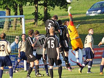 Torwart Kevin Sünkel (gelbes Trikot) verhinderte mit zahlreichen Paraden eine noch höhere Niederlage seiner Mannschaft. Auch in dieser Szene klärt er vor zwei Kreisliga-Spielern, die frei zum Kopfball gekommen wären. Fotos: Herbert Kalb