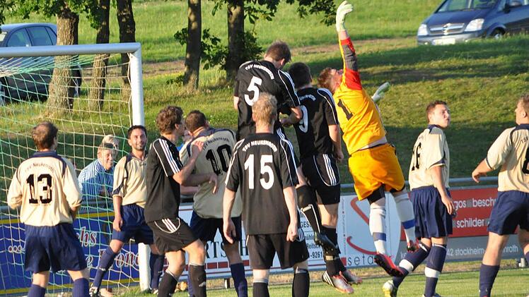 Torwart Kevin Sünkel (gelbes Trikot) verhinderte mit zahlreichen Paraden eine noch höhere Niederlage seiner Mannschaft. Auch in dieser Szene klärt er vor zwei Kreisliga-Spielern, die frei zum Kopfball gekommen wären. Fotos: Herbert Kalb