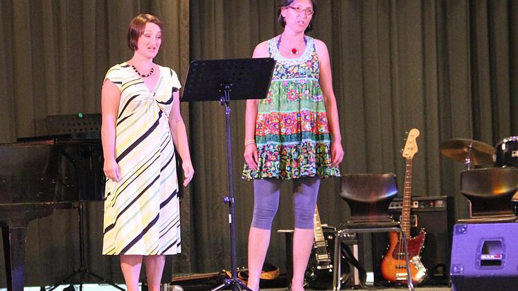 Cornelia Schmid (links) und Karin Ruppert trugen ein Mozartstück vor.