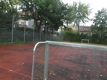 Das Haus des Klägers (links) liegt unmittelbar an dem Schulsportplatz. Im herbstlichen Regen nutzt die Fläche allerdings kein Kind. Foto: Michael Busch