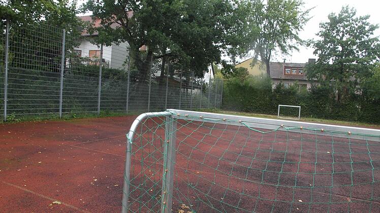 Das Haus des Klägers (links) liegt unmittelbar an dem Schulsportplatz. Im herbstlichen Regen nutzt die Fläche allerdings kein Kind. Foto: Michael Busch