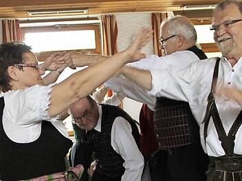 Heinrich Wachtel aus Kasendorf ist ein begeisterter Volkstänzer. Fotos: Katharina Müller-Sanke