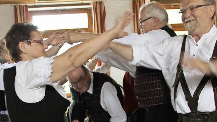 Heinrich Wachtel aus Kasendorf ist ein begeisterter Volkstänzer. Fotos: Katharina Müller-Sanke