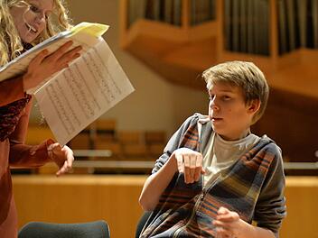 Richard Güttler bei der Probe mit Victoria Kunze, die im Musical eine Nixe spielen wird  Foto: Ronald Rinklef