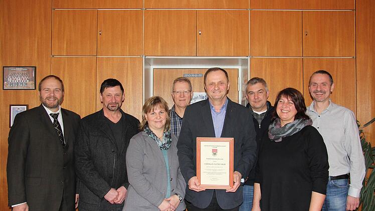 Bürgermeister Bernd Reisenweber (links) überreichte an Harald Kutscher (Vierter von rechts) unter anderem die Ebersdorfer Einbürgerungsurkunde. Mit im Bild (von links): Personalratsvorsitzender Hartmut Seiler, Andrea Resch, Michael Götz, Jürgen Bauernfeind Carmen Niedziela und Geschäftsleiter Stefan Kemnitzer. Foto: Alexandra Kemnitzer