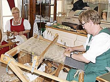 Beim Museumsfest in Eltmann zeigten Elisabeth Karl am Spinnrad und Weberin Christa Hanke am Webstuhl, wie früher fast jede Hausfrau dafür sorgte, dass aus der Schafwolle Kleidung wurde.  Fotos: Sabine Weinbeer