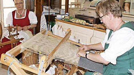 Beim Museumsfest in Eltmann zeigten Elisabeth Karl am Spinnrad und Weberin Christa Hanke am Webstuhl, wie früher fast jede Hausfrau dafür sorgte, dass aus der Schafwolle Kleidung wurde.  Fotos: Sabine Weinbeer
