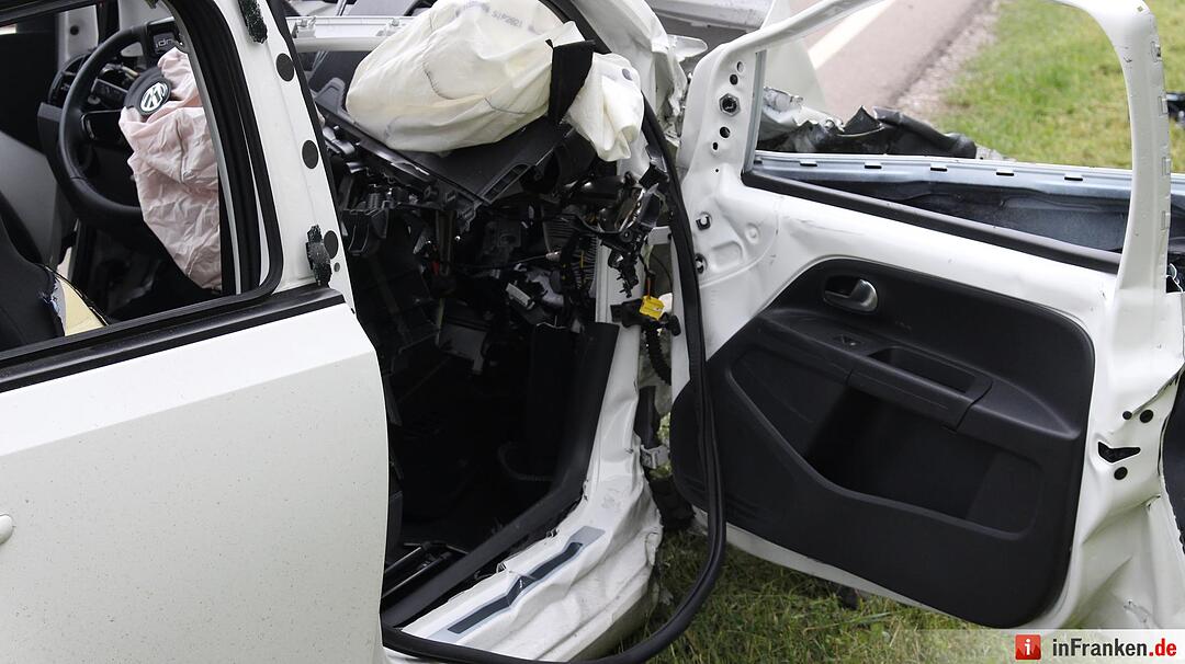 Fahrzeuge kollidieren auf Staatsstrasse