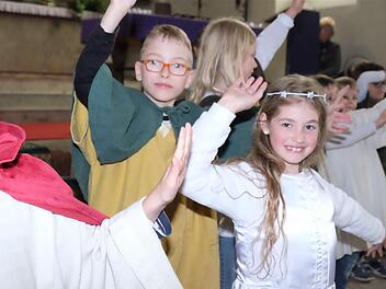 Mit Begeisterung sind Kinder und Jugendliche in der Frankenbrunner Kirche bei der Generalprobe. Foto: Gerd Schaar