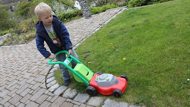 Raphael mit Spielzeug-Rasenmäher Foto: Barbara Herbst