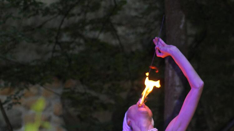 Anne Devries spielte mit dem Feuer. Foto: Sonny Adam