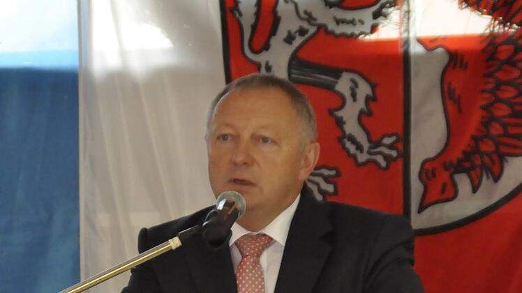 Landrat Thomas Bold nahm die Ehrungen verdienter aktiver Feuerwehrmänner vor. Foto: Peter Klopf