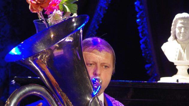 Christoph Schelb spielt Tuba und Klavier gleichzeitig.Klaus Werner