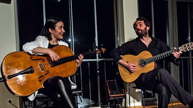 Das Duo Zaruk mit Iris Azquinezer und Rainer Seiferth begeisterte zahlreiche Zuhörer im Coburger Haus Contakt.Foto: Jochen Berger