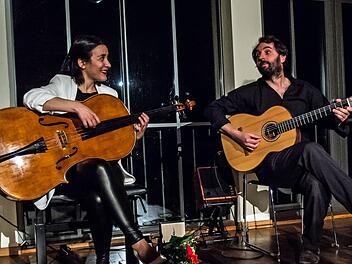 Das Duo Zaruk mit Iris Azquinezer und Rainer Seiferth begeisterte zahlreiche Zuhörer im Coburger Haus Contakt.Foto: Jochen Berger