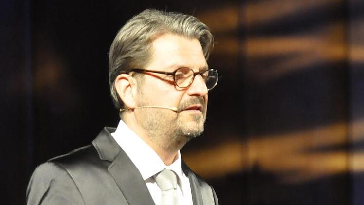 Der Pianist und Musikkomödiant Felix Reuter ist ein Ausnahmetalent, der weiß, wie er das Publikum im Regentenbau fesselte. Foto: Peter Klopf