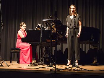 Vita Gajevska und Eva Schuster spielen und sangen über "Fern.Weh". Foto: Nicole Julien-Mann