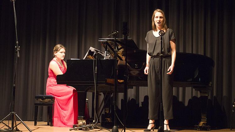 Vita Gajevska und Eva Schuster spielen und sangen über "Fern.Weh". Foto: Nicole Julien-Mann