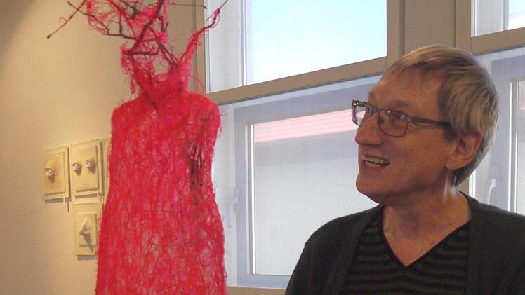 Rot wie Blut und fein gestrickt wie ein Netz feiner Äderchen: Udo Leidner-Haber freut sich, dass  Hanna Goetz ihr Werk "Symbiose" für die derzeit laufende Sonderausstellung im Museum der deutschen Spielzeugindustrie zur Verfügung gestellt hat. - Foto: Berthold Köhler