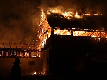 Auf dem Gelände eines landwirtschaftlichen Betriebs in Schwarzenbach an der Saale hat sich am Mittwochabend ein Großbrand ereignet. Foto: NEWS5 / Fricke