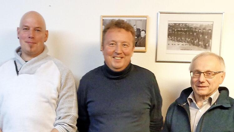 Helmut Lottes (r.) gratulierte Michael Öffner (l.) und Bernhard Zink zur Wiederwahl. Foto: Karl Holzberger