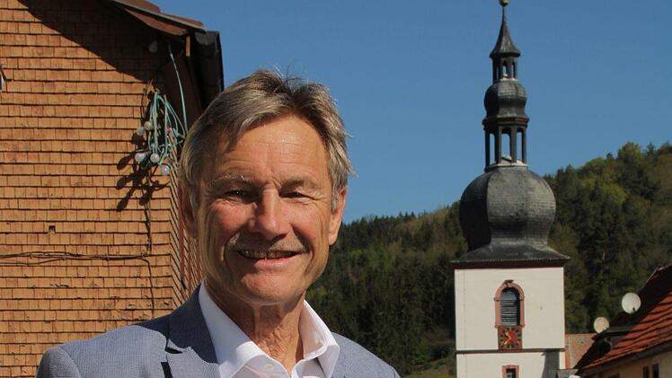 24 Jahre lang lenkte Wilhelm Friedrich das Geschick des Marktes Zeitlofs. Im Hintergrund ist die evangelische Kirche zu sehen. Foto: Ulrike Müller