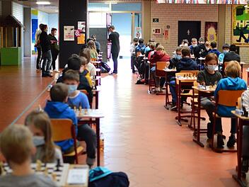 In der Pausenhalle der Graf-Stauffenberg-Schule spielten die Jugendlichen um die Schnellschachtitel Oberfrankens.  Foto: Fischer