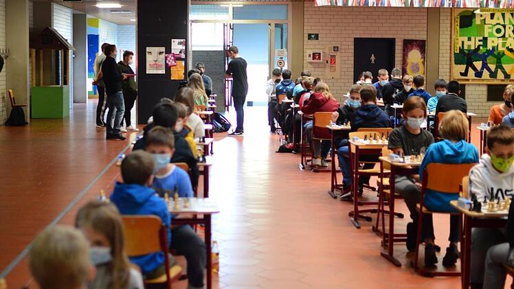 In der Pausenhalle der Graf-Stauffenberg-Schule spielten die Jugendlichen um die Schnellschachtitel Oberfrankens.  Foto: Fischer