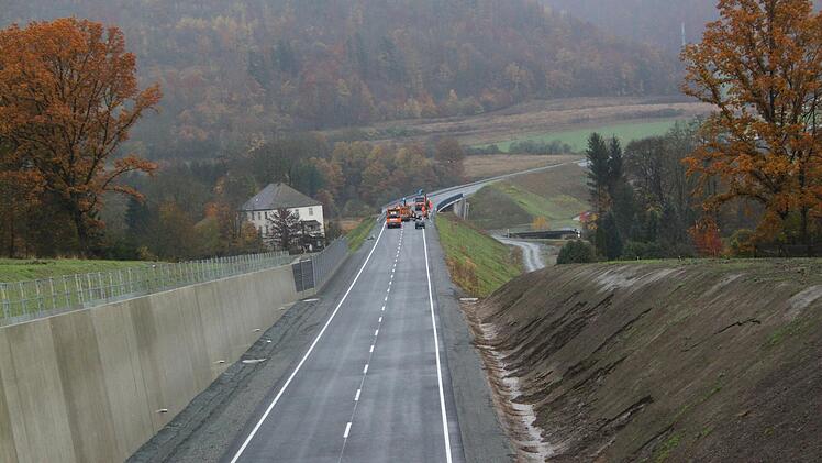 Auf der Umgehung Stadtsteinach laufen die Restarbeiten. Bald wird die Strecke für den Verkehr freigegeben. Foto: Jürgen Gärtner