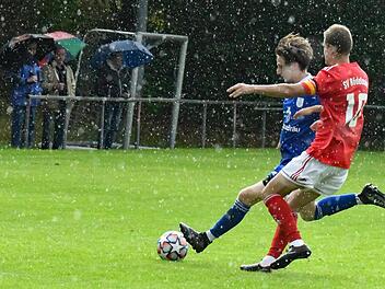 Zum schlechten Wetter kam beim TSV Münnerstadt um Samuel Radi (links, gegen Rödelmaiers Benedikt Hess) auch noch der Ärger über die selbst verschuldete 0:2-Niederlage. Foto: Hopf
