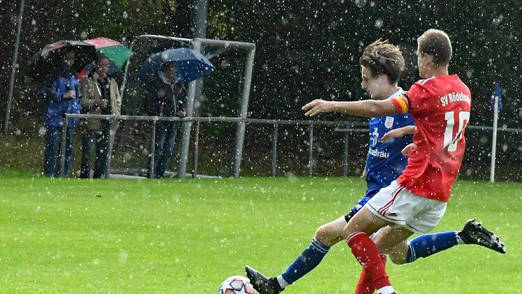 Zum schlechten Wetter kam beim TSV Münnerstadt um Samuel Radi (links, gegen Rödelmaiers Benedikt Hess) auch noch der Ärger über die selbst verschuldete 0:2-Niederlage. Foto: Hopf