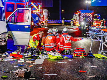 14 Verletzte bei schwerem Unfall auf der A73 in Erlangen