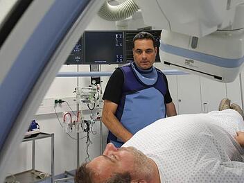 Der Chefarzt Kardiologie an der Steigerwald-Klinik Burgebrach, Hendrik Bachmann, stellt das neue Herzkatheter-Labor des Krankenhauses vor; Foto: Barbara Herbst