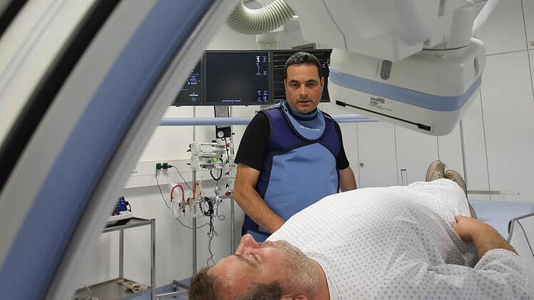 Der Chefarzt Kardiologie an der Steigerwald-Klinik Burgebrach, Hendrik Bachmann, stellt das neue Herzkatheter-Labor des Krankenhauses vor; Foto: Barbara Herbst