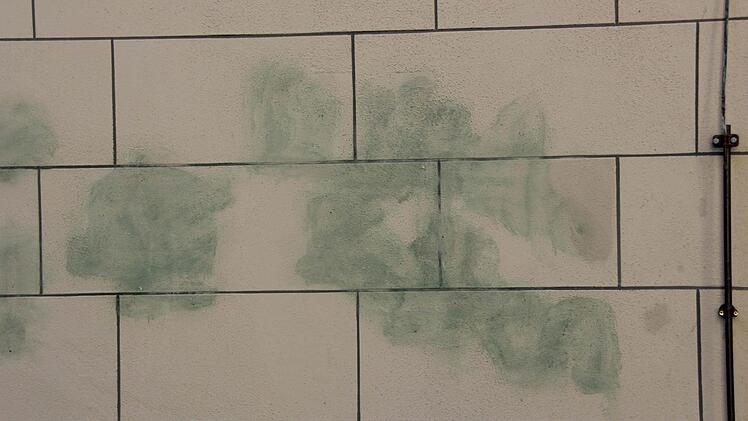 Die Schriftz&uuml;ge sind auch nach der Bearbeitung mit L&ouml;sungsmitteln noch  verschwommen zu erkennen. Ein Restaurator soll nun den alten Zustand der Kirchenmauern wieder herstellen.