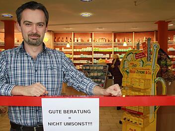 Apotheker Ralf Latteier aus Bad Staffelstein unterstützt die Aktion der Apotheker, wenn auch wohl nicht durch den vom Verband angeregten "Klappendienst" am kommenden Freitag. Foto: Matthias Einwag