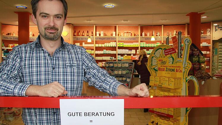 Apotheker Ralf Latteier aus Bad Staffelstein unterstützt die Aktion der Apotheker, wenn auch wohl nicht durch den vom Verband angeregten "Klappendienst" am kommenden Freitag. Foto: Matthias Einwag