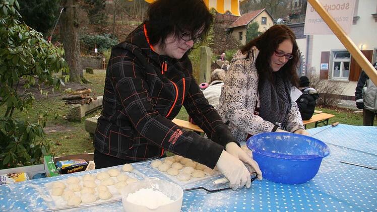 Kathrin Götz und Ramona Grimme haben alle Hände voll zu tun, um  für Stockbrot-Nachschub zu sorgen.