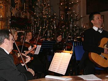 Der Brasilianer Fabio-Shiro Monteiro (Gitarre) glänzte mit einfühlsamer Gitarrenkunst. Fotos: Sonja Adam