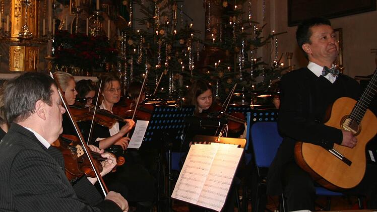 Der Brasilianer Fabio-Shiro Monteiro (Gitarre) glänzte mit einfühlsamer Gitarrenkunst. Fotos: Sonja Adam