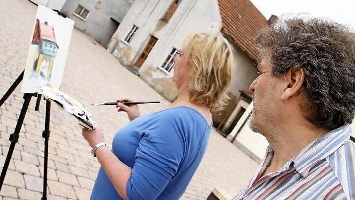 Der in Nürnberg lebende Künstler Klemens Wuttke möchte seinen Schülern die Schönheit der fränkischen Heimat nahe bringen. Seine Malschülerin Iris Thömel hat sich hier für das Einfahrtstor zu Schloss Schney als Motiv entschieden. Fotos: Gerda Völk
