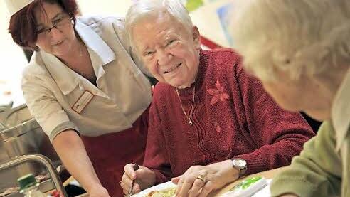 Mittwoch ist Eintopftag: Margitta Casimir serviert Irmgard Sesselmann (Mitte) und Frieda Zimmer eine Reis-Gemüsesuppe mit gewürfeltem Hühnerfleisch.