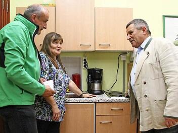 Da muss was Neues her!" Kindergartenleiterin Elisabeth Michel, Wanderführer Willi Rucker (links) und Bürgermeister Herbert Opel sind sich einig, dass der Kindergarten einen neuen Backofen braucht. Foto: Katrin Geyer