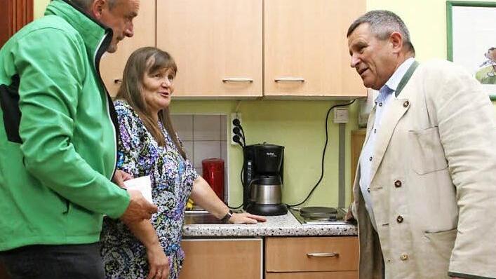 Da muss was Neues her!" Kindergartenleiterin Elisabeth Michel, Wanderführer Willi Rucker (links) und Bürgermeister Herbert Opel sind sich einig, dass der Kindergarten einen neuen Backofen braucht. Foto: Katrin Geyer