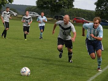Jonas Ludewig (rechts) ist mit 14 Saisontoren bisher erfolgreichster Torschütze der Sportfreunde Unterpreppach, obwohl er aus beruflichen Gründen nicht regelmäßig trainieren kann.