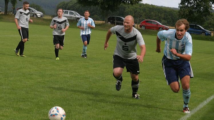 Jonas Ludewig (rechts) ist mit 14 Saisontoren bisher erfolgreichster Torschütze der Sportfreunde Unterpreppach, obwohl er aus beruflichen Gründen nicht regelmäßig trainieren kann.